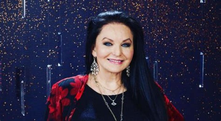 Crystal Gayle Height, Weight, Measurements, Bra Size, Shoe Size
