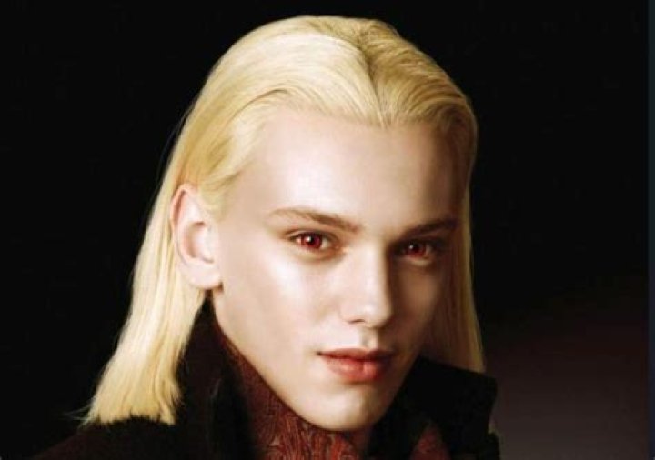 Jamie Campbell Bower Height, Weight, Body Measurements, Shoe Size