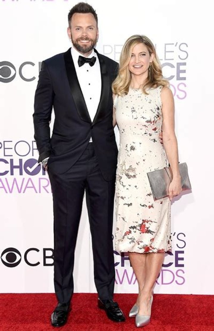 Joel McHale Height, Weight, Body Measurements, Shoe Size