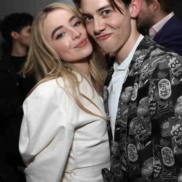 Sabrina Carpenter, Bio, Wiki, Net Worth, Dating, Height, Age, Fan